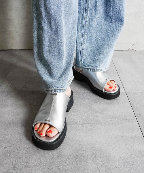 Fabby fabby（ファビィーファビィー）の「4.4cm厚底コンフォートミュールサンダル（サンダル・レディース・シルバー/オフホワイト/ブラック・SMALL/LARGE/MEDIUM）」の21枚目の写真