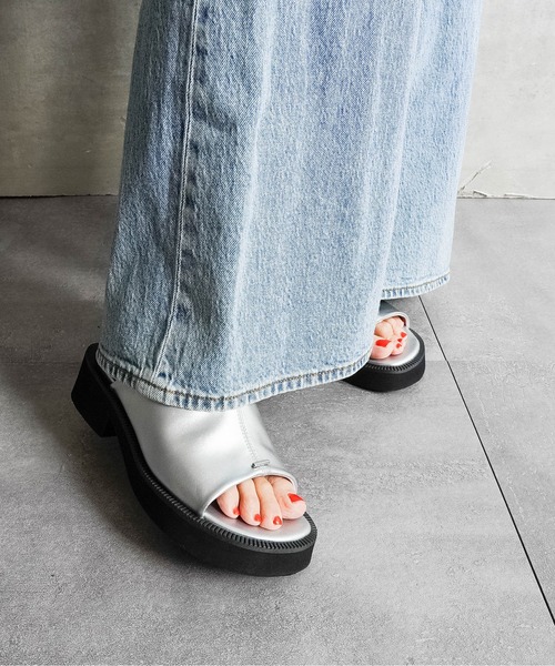 Fabby fabby（ファビィーファビィー）の「4.4cm厚底コンフォートミュールサンダル（サンダル・レディース・シルバー/オフホワイト/ブラック・SMALL/LARGE/MEDIUM）」の22枚目の写真