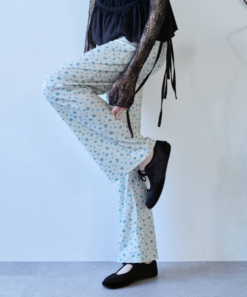 flaeu(フラユ)の「Nostalgic Flower Pants(その他パンツ・レディース・アイボリー/ブラック・FREE)」の2枚目の写真