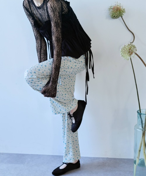 flaeu(フラユ)の「Nostalgic Flower Pants(その他パンツ・レディース・アイボリー/ブラック・FREE)」の4枚目の写真