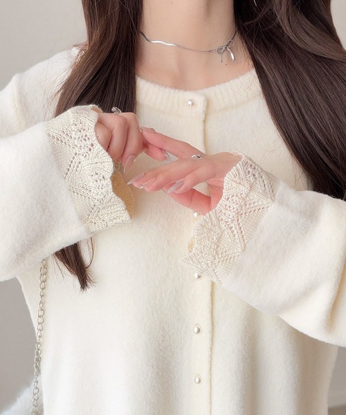 mily bilet（ミウィビレット）の「【mily bilet】裾レースとパールが、大人の甘さを引き立てる。前後2way配色ニットレースカーディガン（カーディガン/ボレロ・レディース・ブルー/レッド/アイボリー/チャコール・LARGE/X-LARGE/SMALL/MEDIUM）」の2枚目の写真