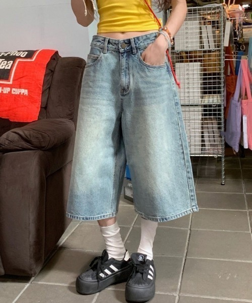 LAC-VERT(ラック・ヴェール)の「ワイドデニムハーフパンツ(デニムパンツ・レディース・ブルー系その他/ブラック/ライトブルー・LARGE/MEDIUM)」の2枚目の写真