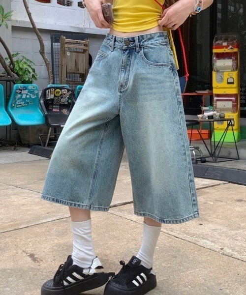 LAC-VERT(ラック・ヴェール)の「ワイドデニムハーフパンツ(デニムパンツ・レディース・ブルー系その他/ブラック/ライトブルー・LARGE/MEDIUM)」の12枚目の写真