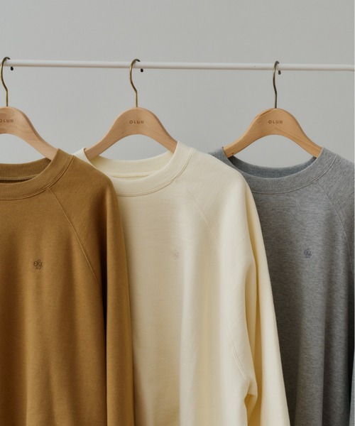 OLUN(オルン)の「"OLUN" Logo Raglan Over Sweat/"OLUN"ロゴ刺繍ラグランオーバースウェット(スウェット・レディース・ブラウン/グレー/アイボリー・FREE)」の5枚目の写真