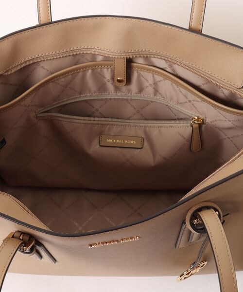 MICHAEL KORS（マイケルコース）の「VOYAGER サフィアーノ レザー トート ラージ（トートバッグ・レディース・キャメル・FREE）」の4枚目の写真
