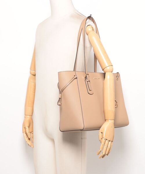 MICHAEL KORS（マイケルコース）の「VOYAGER サフィアーノ レザー トート ラージ（トートバッグ・レディース・キャメル・FREE）」の5枚目の写真