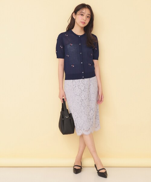 index(インデックス)の「フラワー刺繍カーディガン【洗濯機OK/抗ピル】(カーディガン/ボレロ・レディース・ライトベージュ/ネイビー/オフホワイト・38/40)」の4枚目の写真