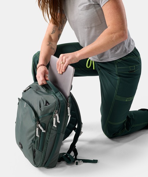Matador(マタドール)の「Matador/マタドール 18L Personal Item Travel Pack/18L パーソナルアイテム トラベルパック(バックパック/リュック・メンズ・ワインレッド/ブラック/ダークグリーン・FREE)」の14枚目の写真