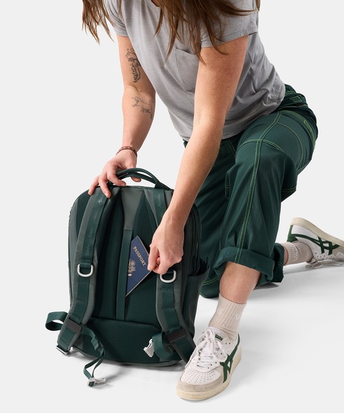 Matador(マタドール)の「Matador/マタドール 18L Personal Item Travel Pack/18L パーソナルアイテム トラベルパック(バックパック/リュック・メンズ・ワインレッド/ブラック/ダークグリーン・FREE)」の15枚目の写真