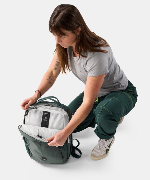 Matador(マタドール)の「Matador/マタドール 18L Personal Item Travel Pack/18L パーソナルアイテム トラベルパック(バックパック/リュック・メンズ・ワインレッド/ブラック/ダークグリーン・FREE)」の16枚目の写真