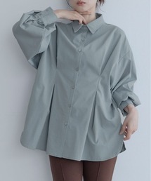 ゆったりなのに、すっきり見える。タック オーバーサイズ シャツ