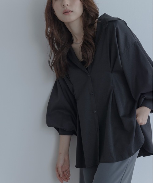 maviru(マヴィル)の「ゆったりなのに、すっきり見える。タック オーバーサイズ シャツ(シャツ/ブラウス・レディース・ブルーグレー/オフホワイト/ブラック・FREE)」の2枚目の写真
