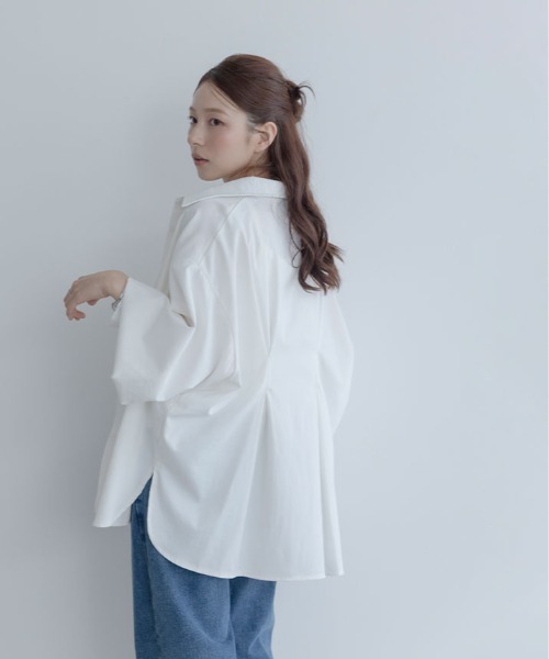 maviru(マヴィル)の「ゆったりなのに、すっきり見える。タック オーバーサイズ シャツ(シャツ/ブラウス・レディース・ブルーグレー/オフホワイト/ブラック・FREE)」の5枚目の写真