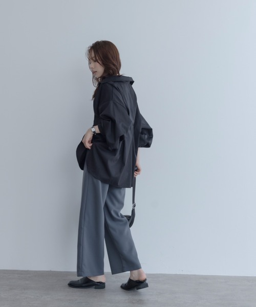 maviru(マヴィル)の「ゆったりなのに、すっきり見える。タック オーバーサイズ シャツ(シャツ/ブラウス・レディース・ブルーグレー/オフホワイト/ブラック・FREE)」の17枚目の写真