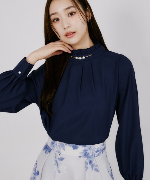 tocco closet(トッコ クローゼット)の「【ZOZO限定】パール×チェーンフリルネックアソートパターンブラウス(シャツ/ブラウス・レディース・ブラック/ホワイト/オフホワイト/ネイビー・M)」の4枚目の写真