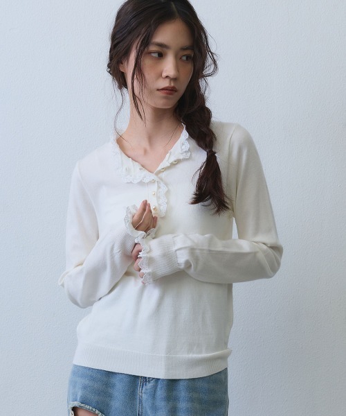 Clum(クルム)の「pearl button lace trim knit top / パールボタンレーストリムニットトップス(Tシャツ/カットソー・レディース・ホワイト/ブラック・FREE)」の2枚目の写真