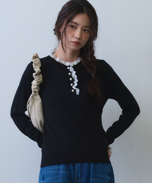 Clum(クルム)の「pearl button lace trim knit top / パールボタンレーストリムニットトップス(Tシャツ/カットソー・レディース・ホワイト/ブラック・FREE)」の1枚目の写真