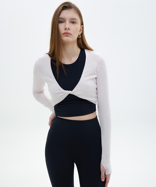 ADEVA(アデヴァ)の「フロントツイストボレロトップ - 全3色(その他トップス・レディース・ブラック/アイボリー/ライトピンク・1/2)」の3枚目の写真