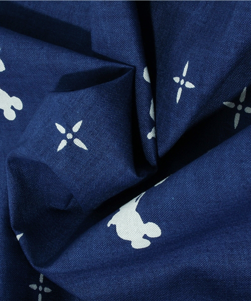 SHIPS JET BLUE(シップスジェットブルー)の「JB: ミッキー バンダナストール(マフラー・メンズ・ブラック/レッド/ネイビー・ONE SIZE)」の5枚目の写真