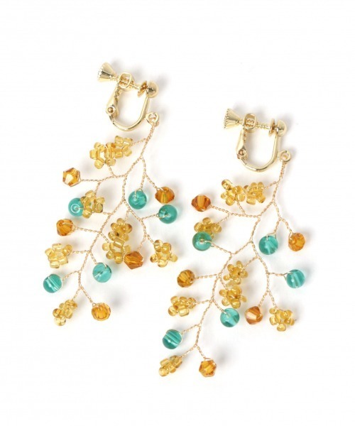 GLOBAL WORK（グローバルワーク）の「フサフサイヤリング/861285（イヤリング・レディース・ホワイト/ブラウン/ライトイエロー・FREE）」の3枚目の写真