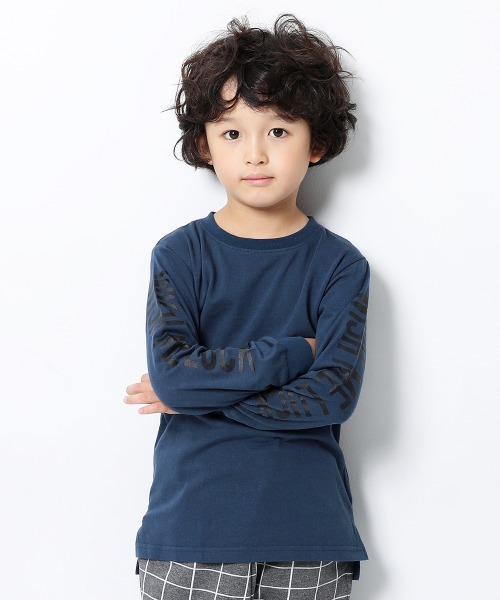 devirock(デビロック)の「袖プリント長袖Tシャツ(Tシャツ/カットソー・キッズ・キャメル/ブラック/スミクロ/ダークベージュ/ブラック系その他2/ブルー系その他・130cm/110cm/160cm/100cm/120cm/150cm/140cm)」の1枚目の写真