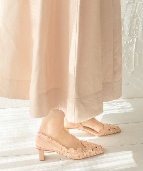 RANDA（ランダ）の「アシンメトリーフラワーカットバックストラップパンプス（パンプス・レディース・ブラック/ピンク/クリーム・LL/S/M/L）」の4枚目の写真