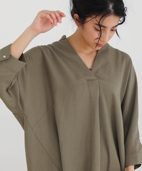 Bou Jeloud（ブージュルード）の「清涼感あるさらさら素材◆スキッパーブラウス（シャツ/ブラウス・レディース・ブラック/ベージュ/カーキ/ブルー・38）」の22枚目の写真