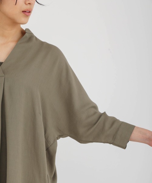 Bou Jeloud（ブージュルード）の「清涼感あるさらさら素材◆スキッパーブラウス（シャツ/ブラウス・レディース・ブラック/ベージュ/カーキ/ブルー・38）」の9枚目の写真