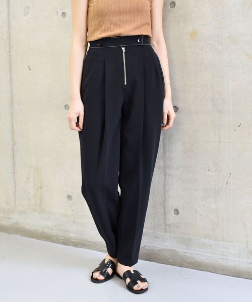 SHIPS(シップス)の「Wai+:タックボリュームテーパードパンツ◆(その他パンツ・レディース・ブラック/カーキ・SMALL/MEDIUM)」の2枚目の写真
