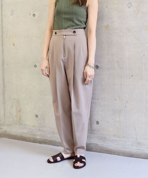 SHIPS(シップス)の「Wai+:タックボリュームテーパードパンツ◆(その他パンツ・レディース・ブラック/カーキ・SMALL/MEDIUM)」の11枚目の写真