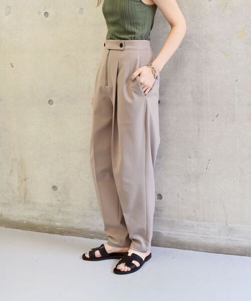 SHIPS(シップス)の「Wai+:タックボリュームテーパードパンツ◆(その他パンツ・レディース・ブラック/カーキ・SMALL/MEDIUM)」の12枚目の写真