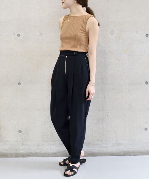 SHIPS(シップス)の「Wai+:タックボリュームテーパードパンツ◆(その他パンツ・レディース・ブラック/カーキ・SMALL/MEDIUM)」の22枚目の写真