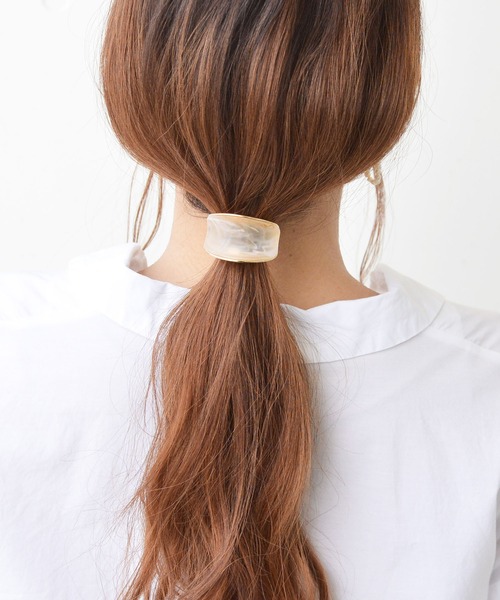 ma chere Cosette?(マシェールコゼット)の「マーブルアクリルカーブヘアゴム(ヘアゴム・レディース・ベージュ/ブラウン/グレー・FREE)」の4枚目の写真