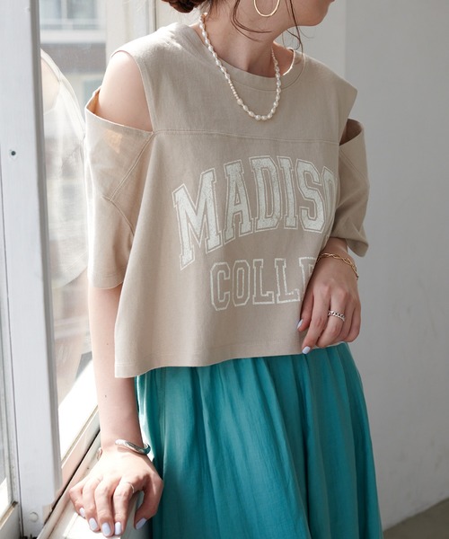 DISCOAT（ディスコート）の「カレッジロゴ肩開きショートTシャツ（Tシャツ/カットソー・レディース・チャコールグレー/ライトグレー/オフホワイト・FREE）」の3枚目の写真