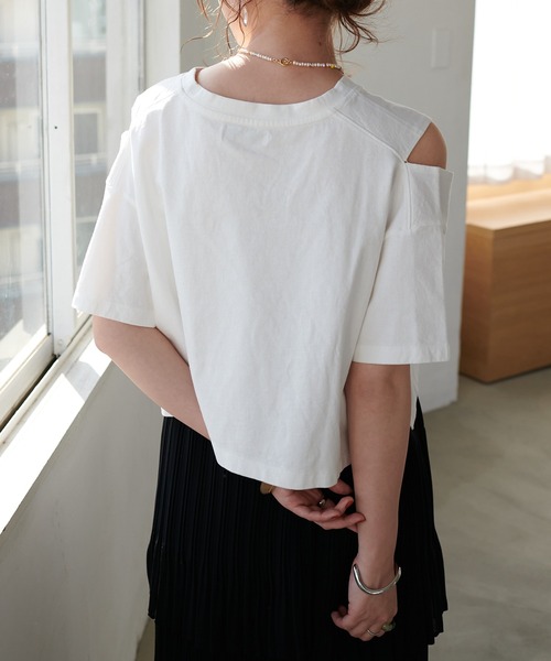 DISCOAT（ディスコート）の「カレッジロゴ肩開きショートTシャツ（Tシャツ/カットソー・レディース・チャコールグレー/ライトグレー/オフホワイト・FREE）」の14枚目の写真