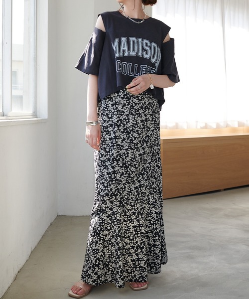 DISCOAT（ディスコート）の「カレッジロゴ肩開きショートTシャツ（Tシャツ/カットソー・レディース・チャコールグレー/ライトグレー/オフホワイト・FREE）」の4枚目の写真