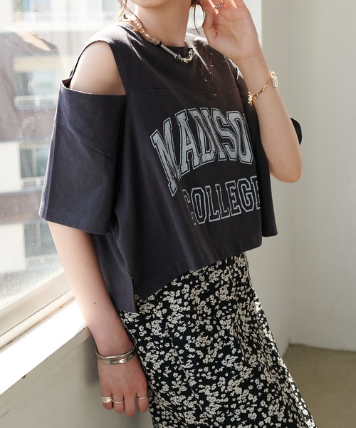 DISCOAT（ディスコート）の「カレッジロゴ肩開きショートTシャツ（Tシャツ/カットソー・レディース・チャコールグレー/ライトグレー/オフホワイト・FREE）」の18枚目の写真