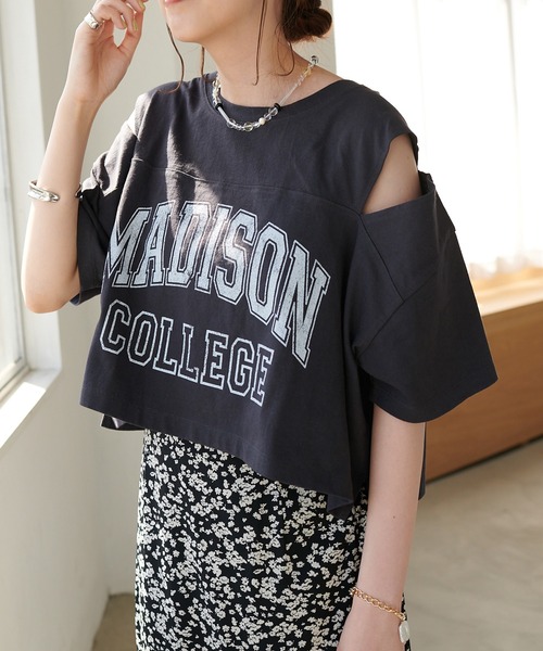 DISCOAT（ディスコート）の「カレッジロゴ肩開きショートTシャツ（Tシャツ/カットソー・レディース・チャコールグレー/ライトグレー/オフホワイト・FREE）」の12枚目の写真