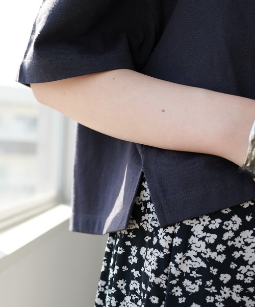 DISCOAT（ディスコート）の「カレッジロゴ肩開きショートTシャツ（Tシャツ/カットソー・レディース・チャコールグレー/ライトグレー/オフホワイト・FREE）」の5枚目の写真