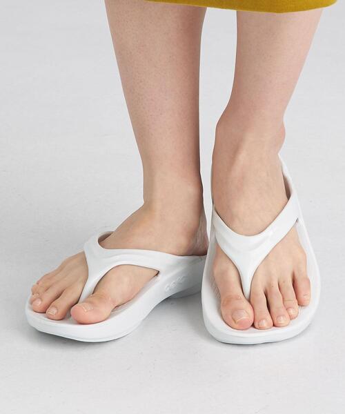 OOFOS（ウーフォス）の「[ ウーフォス ] OOFOS OOlala サンダル SC（サンダル・レディース・ホワイト/ブラック/ベージュ・23cm/24cm/25cm）」の13枚目の写真