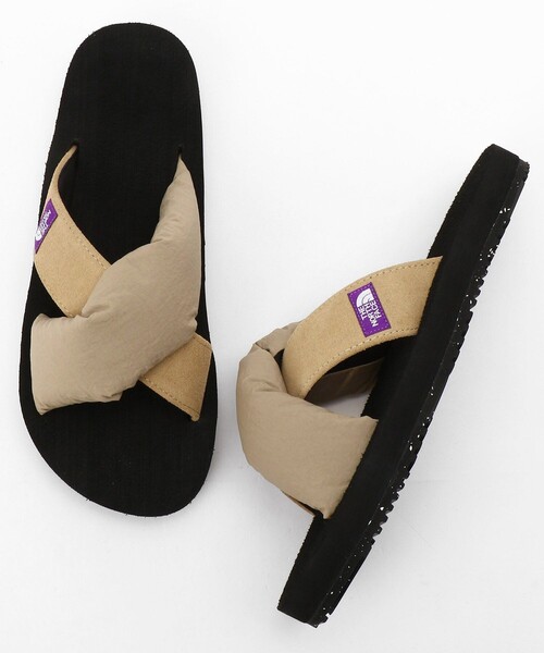 THE NORTH FACE PURPLE LABEL（ザ ノースフェイス パープルレーベル）の「THE NORTH FACE/ザ ノース フェイス Lounge Nuptse Sandal（サンダル・レディース・ブラック/ベージュ・10）」の2枚目の写真
