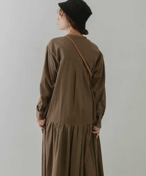 F by ROSSO(エフバイロッソ)の「F by ROSSO バンドカラーツイルフレアワンピース(ワンピース・レディース・カーキ/ベージュ/ネイビー・38/36)」の10枚目の写真