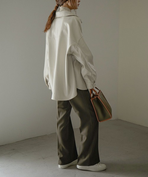 Fashion Letter（ファッションレター）の「フェイクレザーオーバーサイズシャツジャケット（ライダースジャケット・レディース・アイボリー/ブラック・M）」の12枚目の写真