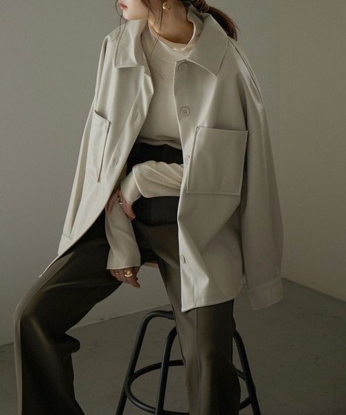 Fashion Letter（ファッションレター）の「フェイクレザーオーバーサイズシャツジャケット（ライダースジャケット・レディース・アイボリー/ブラック・M）」の4枚目の写真