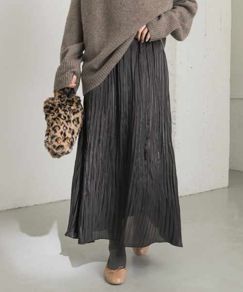 URBAN RESEARCH（アーバンリサーチ）の「シャイニープリーツスカート（スカート・レディース・ブラック/グリーン系その他/パープル系その他・FREE）」の2枚目の写真