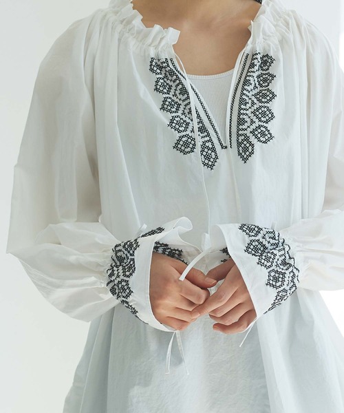 cardo fabrica（カルドファブリカ）の「刺繍ギャザーブラウス（シャツ/ブラウス・レディース・ホワイト/ブラック・FREE）」の2枚目の写真