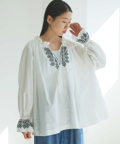 cardo fabrica（カルドファブリカ）の「刺繍ギャザーブラウス（シャツ/ブラウス・レディース・ホワイト/ブラック・FREE）」の11枚目の写真