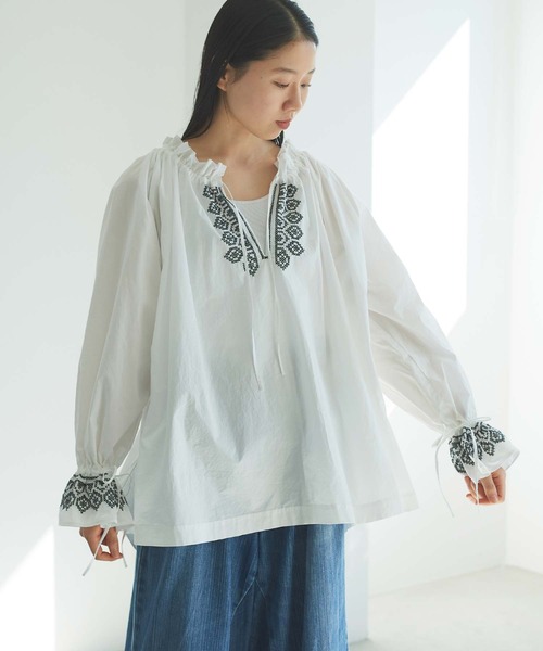 cardo fabrica（カルドファブリカ）の「刺繍ギャザーブラウス（シャツ/ブラウス・レディース・ホワイト/ブラック・FREE）」の17枚目の写真