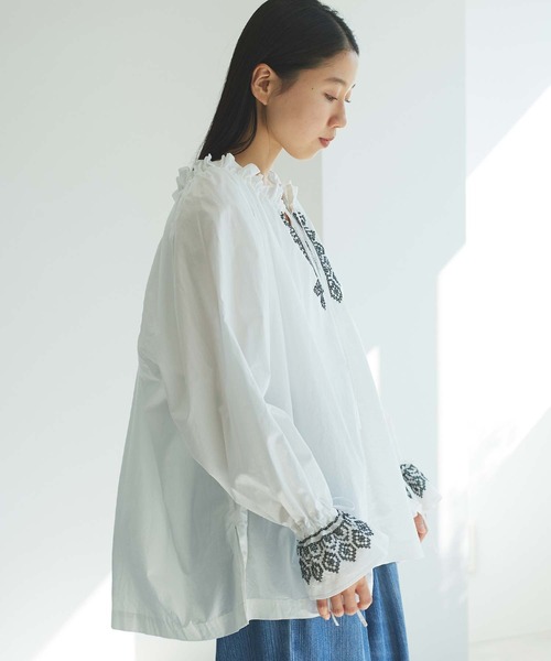 cardo fabrica（カルドファブリカ）の「刺繍ギャザーブラウス（シャツ/ブラウス・レディース・ホワイト/ブラック・FREE）」の7枚目の写真