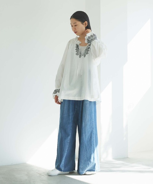 cardo fabrica（カルドファブリカ）の「刺繍ギャザーブラウス（シャツ/ブラウス・レディース・ホワイト/ブラック・FREE）」の3枚目の写真